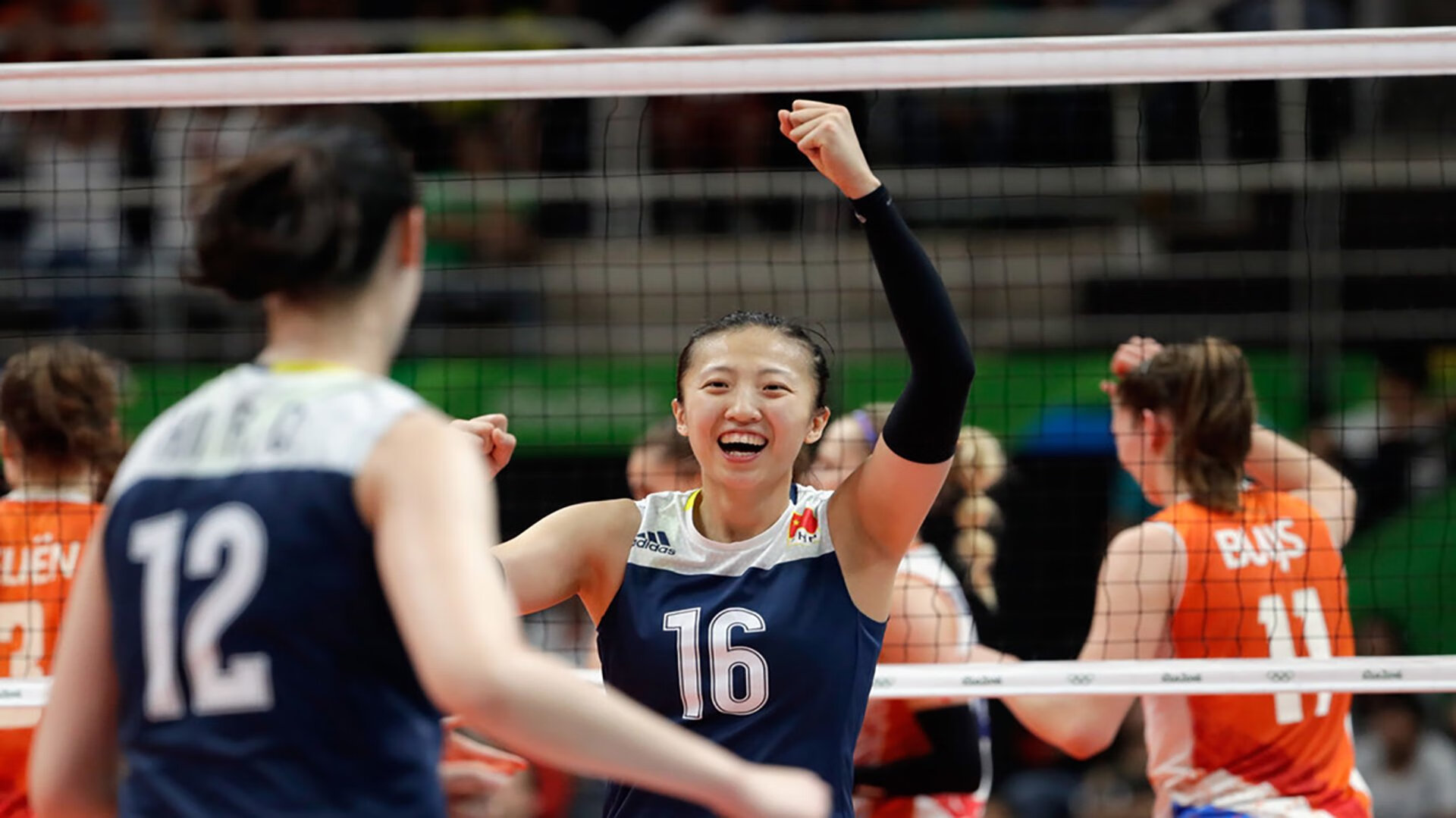足球魔术师跨界降维打击!德布劳内3-0完胜RNG,电竞豪门主场沦陷